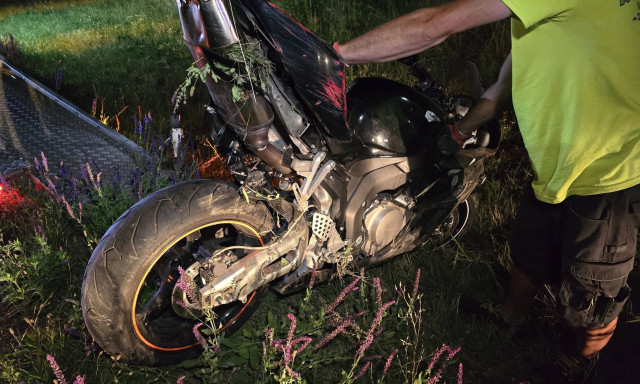 K&eacute;t aut&oacute;s is &aacute;thajtott a motoroson a Szentkir&aacute;lyszabadj&aacute;n&aacute;l t&ouml;rt&eacute;nt hal&aacute;los balesetben