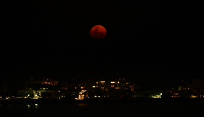 Teljes holdfogyatkoz&aacute;s: K&aacute;pr&aacute;zatosan fot&oacute;kon a kedd &eacute;jszakai v&eacute;rhold