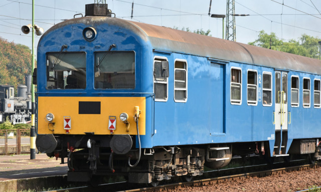 Holnap hajnalt&oacute;l sz&uuml;netel a vas&uacute;ti forgalom Veszpr&eacute;m &eacute;s Ajka k&ouml;z&ouml;tt, mert olyan rossz &aacute;llapotban van a p&aacute;lya