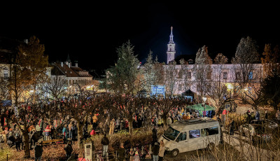 Megtelt az &Oacute;v&aacute;ros t&eacute;r Magyar P&eacute;ter veszpr&eacute;mi meg&aacute;ll&oacute;j&aacute;n