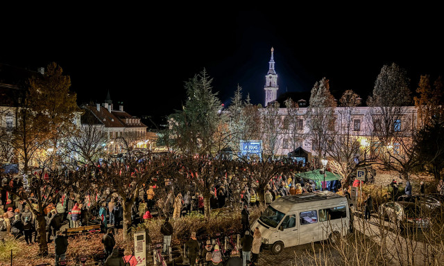 Megtelt az &Oacute;v&aacute;ros t&eacute;r Magyar P&eacute;ter veszpr&eacute;mi meg&aacute;ll&oacute;j&aacute;n