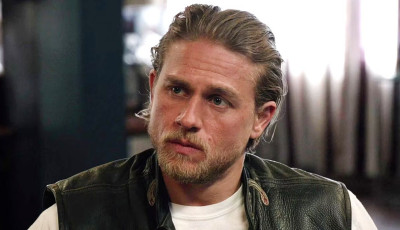 Charlie Hunnam lesz a Sz&ouml;rnyetegek 3. &eacute;vad&aacute;nak főszereplője