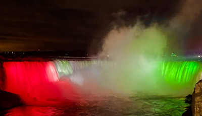 1956 eml&eacute;k&eacute;re  - Piros-feh&eacute;r-z&ouml;ldbe borult a Niagara-v&iacute;zes&eacute;s