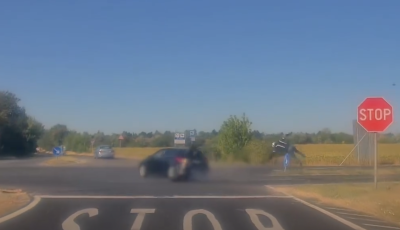 Brut&aacute;lis motorbalesetről tett k&ouml;zz&eacute; vide&oacute;t a Veszpr&eacute;m v&aacute;rmegyei rendőrs&eacute;g - VIDE&Oacute;