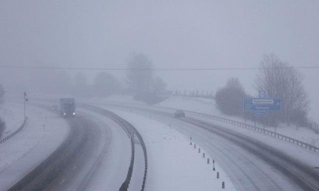 Forgalmi rend v&aacute;ltoz&aacute;sok, fennakad&aacute;sok az M1-es &eacute;s az M0-s aut&oacute;p&aacute;ly&aacute;n - Balesetek, elakadt kamionok nehez&iacute;tik a k&ouml;zleked&eacute;st