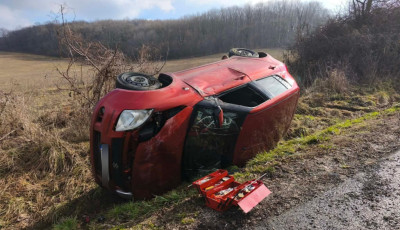 Let&eacute;rt az &uacute;tr&oacute;l &eacute;s &aacute;rokba hajtott egy aut&oacute; Bazsi &eacute;s Zalasz&aacute;nt&oacute; k&ouml;z&ouml;tt
