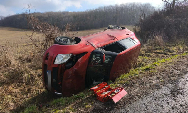 Let&eacute;rt az &uacute;tr&oacute;l &eacute;s &aacute;rokba hajtott egy aut&oacute; Bazsi &eacute;s Zalasz&aacute;nt&oacute; k&ouml;z&ouml;tt