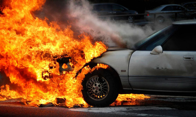 Szem&eacute;lyg&eacute;pkocsi &eacute;gett G&oacute;g&aacute;nf&aacute;n