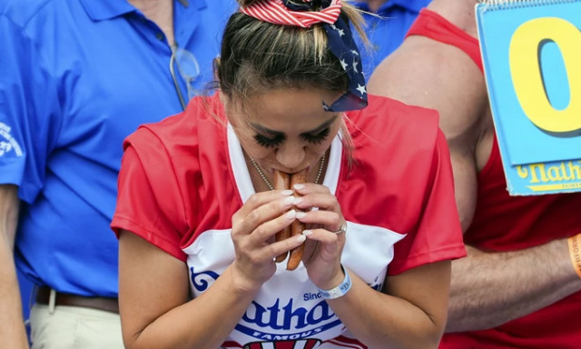 Isteni tehets&eacute;g! Ez a csaj 51 hot dogot tolt le a tork&aacute;n 10 perc alatt