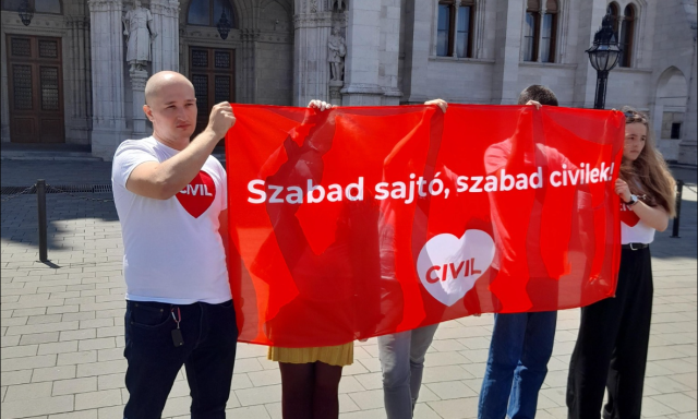 Ha &iacute;gy haladunk, nem lesz, aki k&eacute;rdezzen