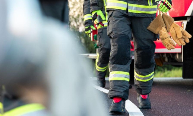 Az oldal&aacute;ra borult egy aut&oacute; Kislődn&eacute;l - Egy embert a tűzolt&oacute;k szabad&iacute;tottak ki