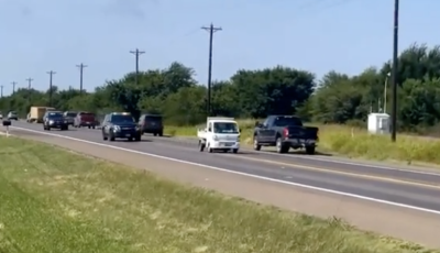 V&iacute;gj&aacute;t&eacute;kba illő, amint egy apr&oacute; Suzuki teheraut&oacute; menek&uuml;l a benga rendőraut&oacute;k elől - VIDE&Oacute;