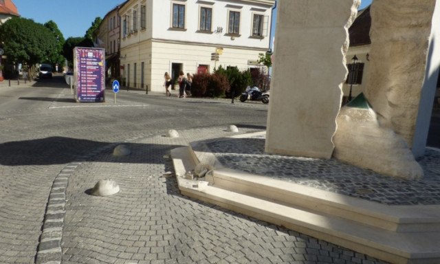 Elt&eacute;vedt kamionos rong&aacute;lta meg a Milleniumi eml&eacute;kmű talapzat&aacute;t