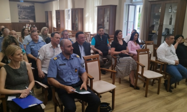 A rendőrs&eacute;ggel k&ouml;z&ouml;s roma f&oacute;rumot szerveztek a Megyeh&aacute;z&aacute;n