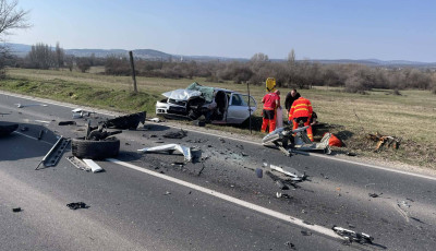 Front&aacute;lisan &uuml;tk&ouml;z&ouml;tt k&eacute;t szem&eacute;lyg&eacute;pkocsi Tihanyn&aacute;l - Ketten s&uacute;lyosan megs&eacute;r&uuml;ltek