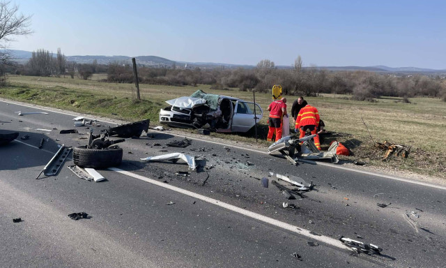 Front&aacute;lisan &uuml;tk&ouml;z&ouml;tt k&eacute;t szem&eacute;lyg&eacute;pkocsi Tihanyn&aacute;l - Ketten s&uacute;lyosan megs&eacute;r&uuml;ltek