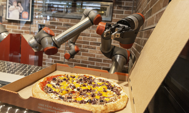 Egy pizz&eacute;ria, ahol m&aacute;r csak robotok dolgoznak - VIDE&Oacute;
