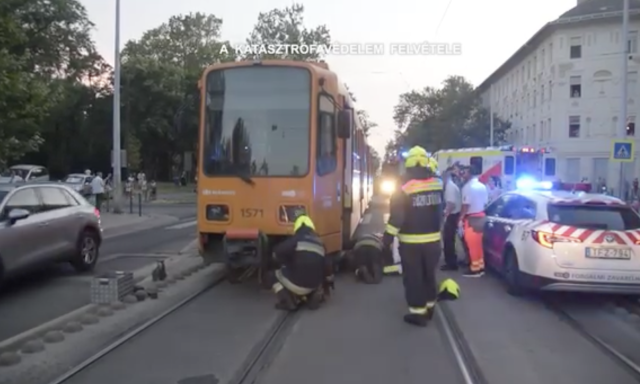 10 &eacute;ves gyereket g&aacute;zolt el egy villamos Pesten - &Iacute;gy emelt&eacute;k ki a tűzolt&oacute;k - VIDE&Oacute;