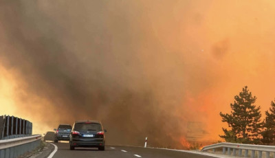 Avartűz miatt lez&aacute;rt&aacute;k a 8-as főutat, a vas&uacute;ti k&ouml;zleked&eacute;s is le&aacute;llt
