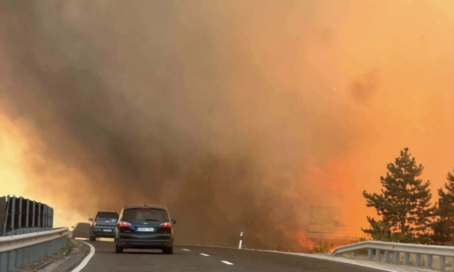 Avartűz miatt lez&aacute;rt&aacute;k a 8-as főutat, a vas&uacute;ti k&ouml;zleked&eacute;s is le&aacute;llt