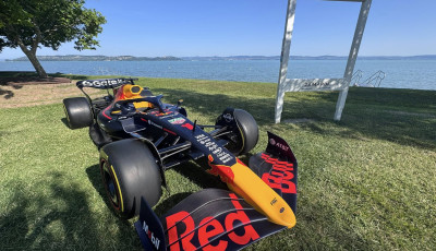 Vas&aacute;rnap a Red Bull F1-es aut&oacute;ja parkolt Zam&aacute;rdiban a strandon