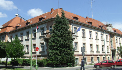 Vizsgálat indult egy kaposvári rendőr ellen, mert a hátsó ajtón engedte ki Ruszin-Szendit