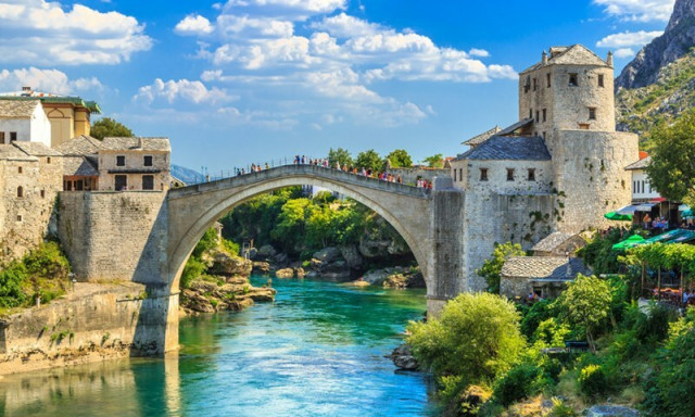 Turist&aacute;k lept&eacute;k el Montenegr&oacute;t: h&aacute;rom nap alatt t&ouml;bben &eacute;rkeztek, mint ah&aacute;nyan az orsz&aacute;gban &eacute;lnek
