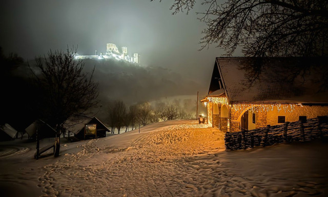 &Uacute;j t&eacute;li attrakci&oacute; a Bakonyban - Korcsolyap&aacute;lya ny&iacute;lt a cseszneki v&aacute;r l&aacute;b&aacute;n&aacute;l