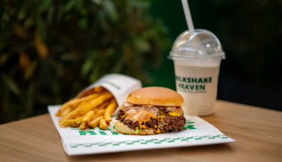 Bőv&uuml;l a burgerpaletta: Veszpr&eacute;mbe &eacute;rkezik a Simon&#039;s Burger
