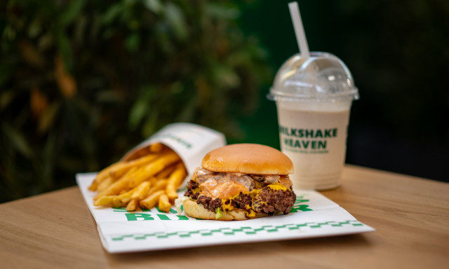 Bőv&uuml;l a burgerpaletta: Veszpr&eacute;mbe &eacute;rkezik a Simon&#039;s Burger
