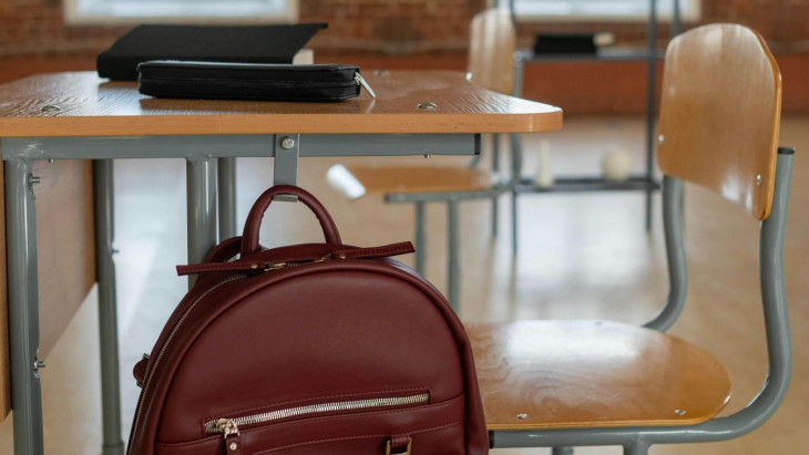 Egy iskola sem marad ki, érkeznek a gerincvédő székek a sulikba