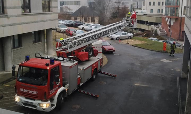 Meglepte a Mikul&aacute;s a veszpr&eacute;mi k&oacute;rh&aacute;z gyermekeit