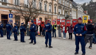 Az elm&uacute;lt 16 &eacute;v politikai botr&aacute;nyaival szembes&iacute;tik Orb&aacute;nt az aPont Veszpr&eacute;m aktivist&aacute;i p&eacute;nteken