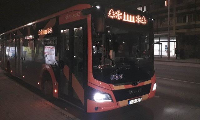 A kar&aacute;csony a nyakunkon - M&eacute;g a V-busz is meggy&uacute;jtotta az első adventi gyerty&aacute;t vas&aacute;rnap