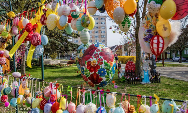 Mes&eacute;be illő h&uacute;sv&eacute;ti l&aacute;tv&aacute;ny: t&ouml;bb ezer toj&aacute;s bor&iacute;tja be Tapolca főter&eacute;t