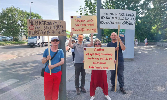 &bdquo;Nem katona kell az iskol&aacute;kba!&rdquo; &ndash; &uuml;zent&eacute;k a zebraszerd&aacute;z&oacute;k