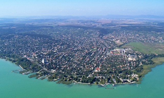 K&ouml;z- &eacute;s k&ouml;zleked&eacute;sbiztons&aacute;gi akci&oacute;t tart a rendőrs&eacute;g p&eacute;nteken Balatonalm&aacute;diban