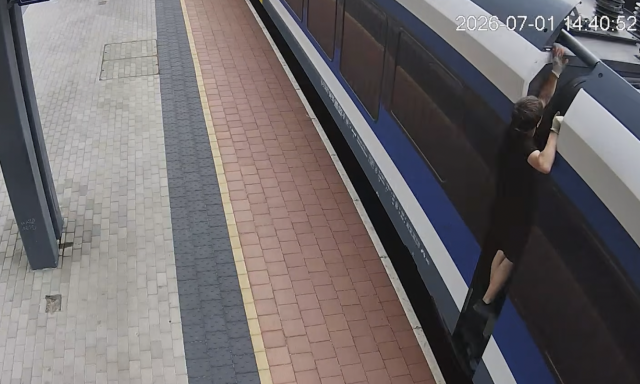 A vonat oldal&aacute;ba kapaszkodva utazott k&eacute;t fiatal - VIDE&Oacute;