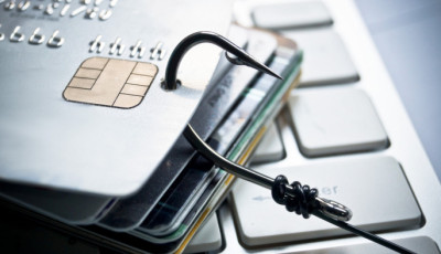 Banki alkalmazottnak kiadva csaltak ki 5 milli&oacute; forintot egy 84 &eacute;ves ajkai f&eacute;rfitől
