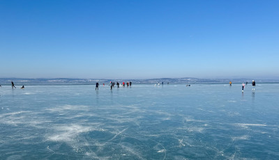 Ha nem strand, akkor j&eacute;gp&aacute;lya - Korikat elő, v&aacute;r a t&eacute;li Balaton
