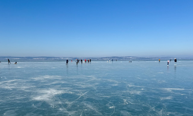 Ha nem strand, akkor j&eacute;gp&aacute;lya - Korikat elő, v&aacute;r a t&eacute;li Balaton