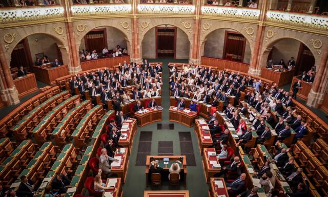 Felf&uuml;ggesztett&eacute;k Hank&oacute; Bal&aacute;zs, Seszt&aacute;k Mikl&oacute;s &eacute;s Magyar P&eacute;ter mentelmi jog&aacute;t