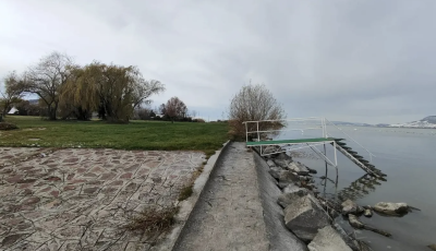 Hiába tiltakoznak a helyiek a 99 lakásos luxuslakópark ellen, elkerítették a fonyódi szabadstrandot