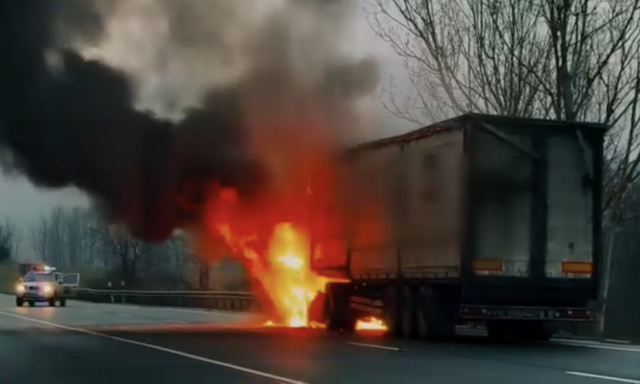 Teheraut&oacute; gyulladt ki a 8-as fő&uacute;ton