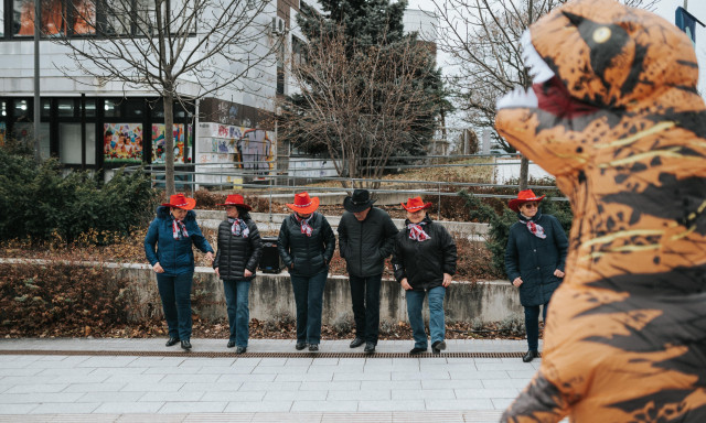 Semmi k&uuml;l&ouml;n&ouml;s, csak egy T-Rex futk&aacute;rozott  Veszpr&eacute;m belv&aacute;ros&aacute;ban