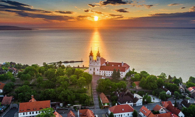 Gigaberuh&aacute;z&aacute;s ellen tiltakoznak Tihanyban