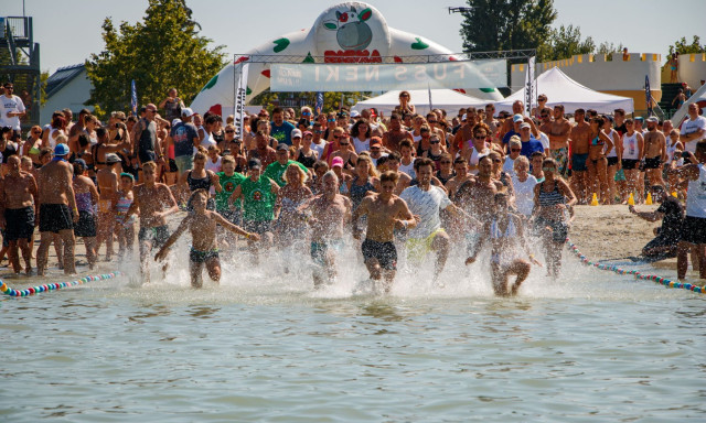 Augusztusban hetedik alkalommal rendeznek mez&iacute;tl&aacute;bas, v&iacute;zi fut&oacute;versenyt Balatonlell&eacute;n - VIDE&Oacute;