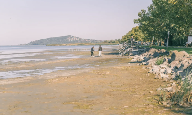 Annyira nincs v&iacute;z a Balatonban, hogy s&eacute;t&aacute;lni lehet a medr&eacute;ben