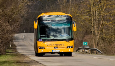 Rossz buszra szállt, ezért ököllel ütötte a buszsofőrt egy idős kaposvári férfi