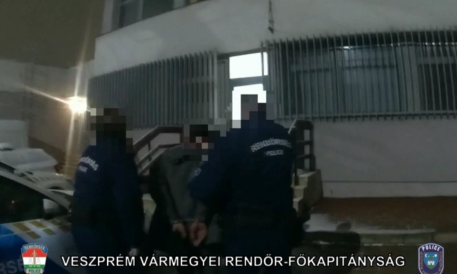 Rendőrk&eacute;zen a mag&aacute;nlaks&eacute;rtő, aki Veszpr&eacute;mben t&ouml;rt be